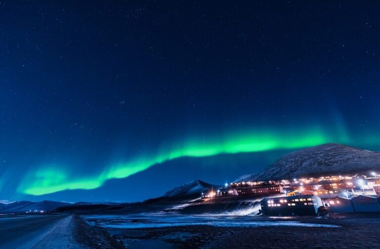 Discover the Best Time to See the Northern Lights in Spitsbergen: A Seasonal Guide