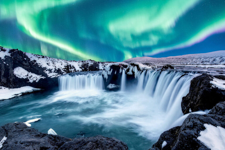 Discover the Best Time to Witness the Northern Lights in Iceland and Greenland