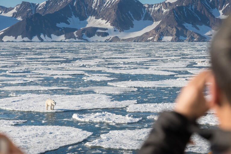 Discover the Reasons Why Tourists Flock to Greenland – A Comprehensive Guide